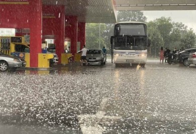 U Banjaluci nakon nevremena prijavljena oštećenja na tridesetak vozila i nekoliko kuća