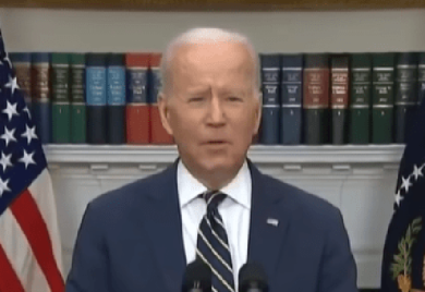 Bajden nakon govora izgubljeno lutao po pozornici