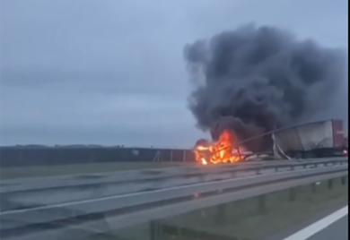 Teška saobraćajka na auto-putu, dva šlepera u plamenu (VIDEO)