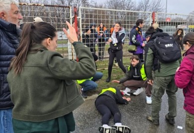 Vozač se kolima zaletio na okupljene građane i udario studentkinju