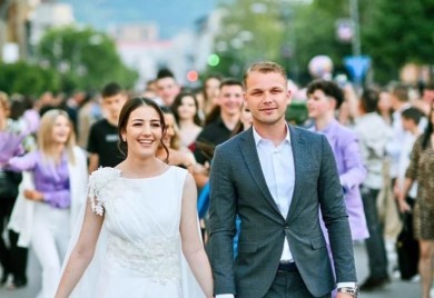 Stanivuković bio pratnja maturantkinji, jedan detalj mnoge zbunio: Mislila sam ti čestitati