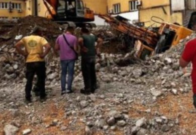 Neobična scena na gradilištu u Banjaluci: Propao bager kod Palasa