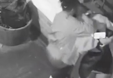 Jeza! Poznati fudbaler brutalno tukao djevojku, ona skočila sa četvrtog sprata VIDEO