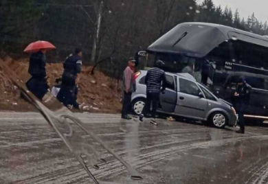 Šest osoba povrijeđeno u sudaru: Automobil podletio pod autobus sa igračima Veleža