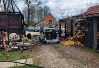 Požar u Bijeljini, izgorjela magaza i mercedes