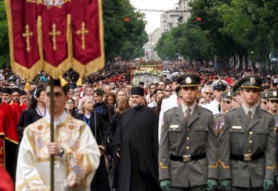 Spasovdanska litija u Beogradu, građani krenuli prema Hramu Svetog Save (FOTO)