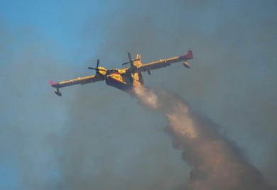 Kanader se srušio tokom gašenja požara u Grčkoj pa eksplodirao (UZNEMIRUJUĆI VIDEO)