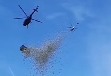 Više od 4.000 ljudi skupljalo novac: Influenser bacio milion dolara iz helikoptera (VIDEO)