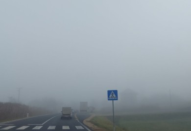 Gusta magla smanjuje vidljivost i usporava saobraćaj