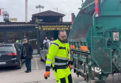 Radnici Čistoće prekinuli štrajk: Tomašević s njima čistio gradske ulice (VIDEO)