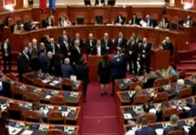 Haos u Skupštini: Bivši premijer blokirao govornicu pa izbačen