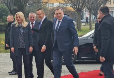 Sijarto stigao u Banjaluku: Mađarskog ministra dočekali Dodik i Cvijanovićeva