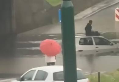 Haos u Sarajevu: Auto potopljen, vozač se popeo na krov (VIDEO)