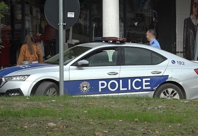 U Zubinom Potoku priveden maloljetnik zbog natpisa na majici