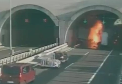 Kamion se zabio u cisternu u tunelu, buknuo požar VIDEO
