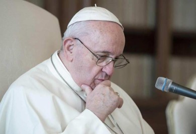PAPA FRANJO: Pornografija je porok koji imaju čak i sveštenici