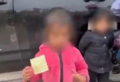 Djevojčica (2) se sama pojavila na granici sa porukom (VIDEO)