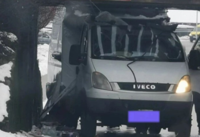 Obustavljen saobraćaj: Vozilom zapeo ispod nadvožnjaka kod Incela