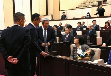 Japan: Članica vladinog odbora prisustvovala sastanku sa dvomjesečnom bebom
