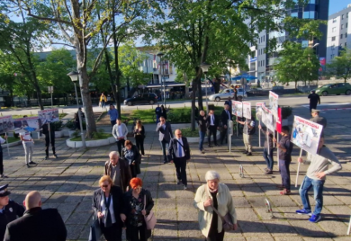 Policija morala reagovati: Grupa Banjalučana sa transparentima ispred dvorane Borik (FOTO/VIDEO)