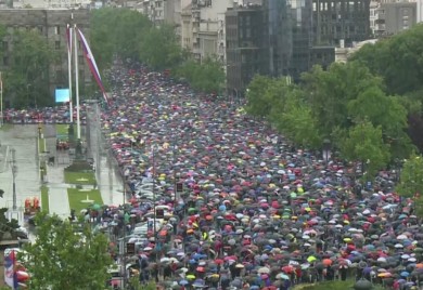 Četvrti protest "Srbija protiv nasilja": Građani prave prsten oko zgrade RTS-a, kiša ih nije omela