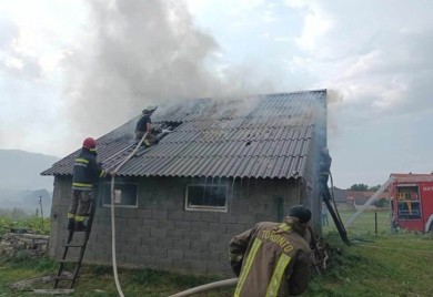 Udar groma izazvao požar na štali u Gacku