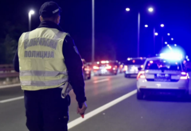 Automobil udario u prikolicu kamiona, vozilo s djecom u ogradu
