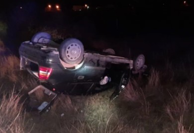 “Opel” završio na krovu! Vozač izgubio kontrolu i automobilom sletio na livadu