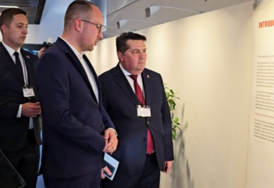 Hrvatskom poslaniku zasmetala izložba o Jasenovcu, Stevandić mu poručio: “Probajte u Strazburu sa Tompsonovim koncertom”