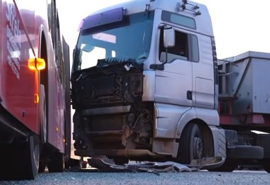 Sudar autobusa i kamiona: Povrijeđeno 25 vojnika, vozač stradao
