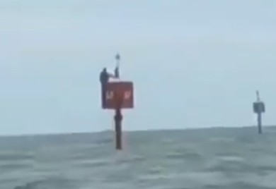 Nestao na Božić, pa pronađen živ na bovi(VIDEO)