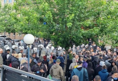 Okupljeni u Zvečanu pjesmom “Izađi mala” pozivaju specijalce da napuste zgradu opštine