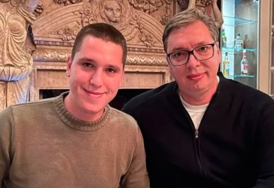 Kosovska policija zaustavila Vučićevog sina i natjerala ga da skine majicu (VIDEO)