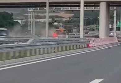 Vozio u suprotnom smjeru kod Beograda, pa se zakucao u drugo vozilo (VIDEO)