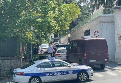 Pripadnik Žandarmerije pogođen samostrelom, napadač ubijen