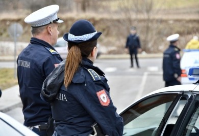 Optužen jer je baku udario i prijetio da će je ubiti