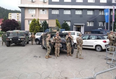 Gradonačelnik Leposavića više od 30 sati u zgradi opštine, građani dežuraju ispred