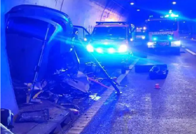 Prilikom sudara automobila u zid tunela, jedna osoba poginula