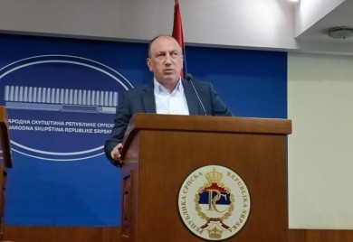 Crnadak pred sjednicu NS RS pita: Gdje je nestao zakon o imovini
