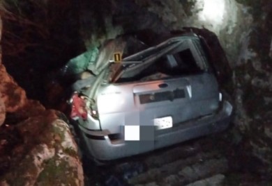 Pogledajte izvlačenje forda koji se zaglavio na stijenama u Banjaluci (VIDEO)