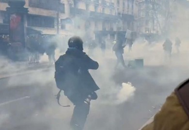 Haos u Parizu na protestu protiv penzione reforme: Policija koristila suzavac VIDEO