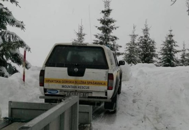 MMA boraci pretukli gorske spasioce i djevojku jer im nisu izvukli BMW iz snijega