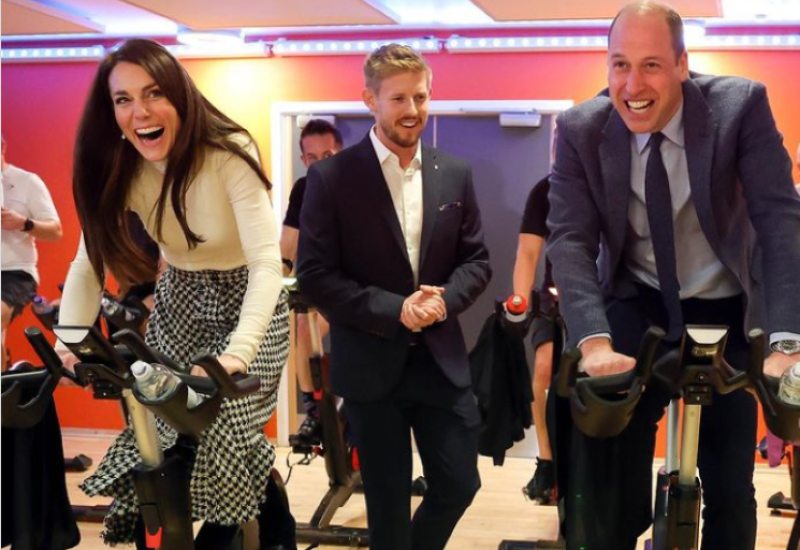 U suknji i štiklama na biciklu: Kejt Midlton uspjela da pobijedi muža uprkos preprekama (FOTO)