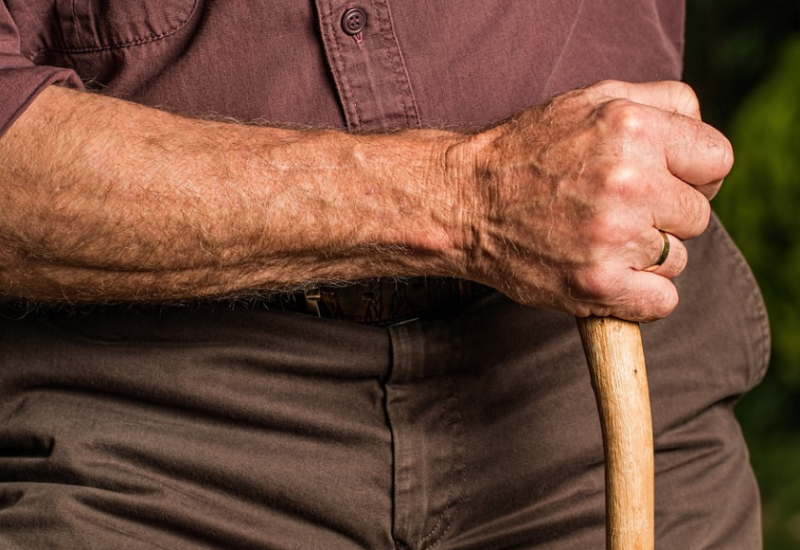 Penzioner kažnjen sa 40 KM jer se molio ispred bolnice