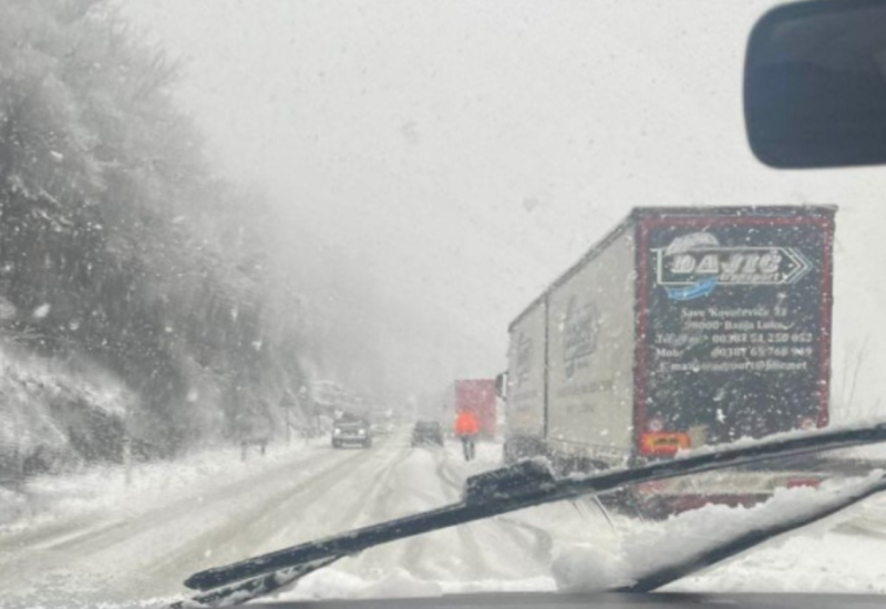 Kolaps zbog padavina: Dva kamiona zaglavila u snijegu, nastale velike gužve