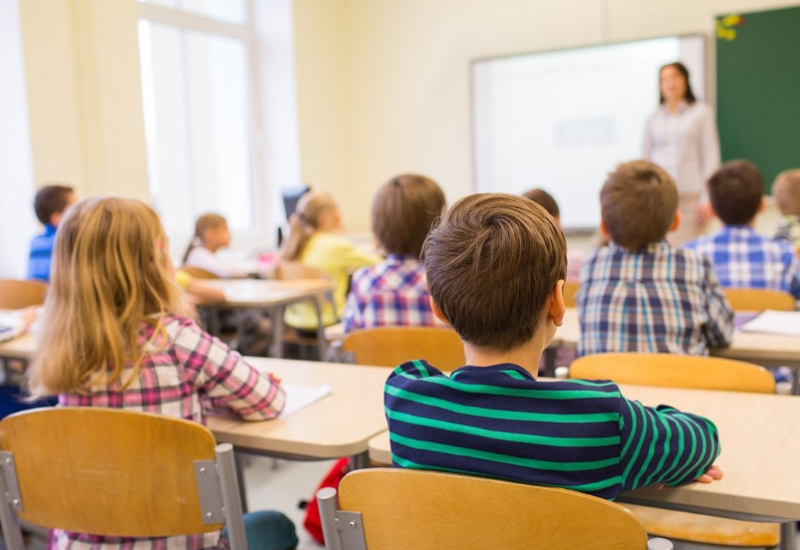 Dječak postao hit u školi: Ukrao ušteđevinu i častio drugare – vodio ih na picu i kolače