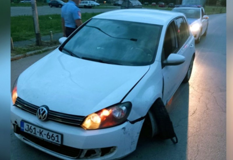 Saobraćajna nezgoda u Banjaluci: Vozilom “pokupio” saobraćajne znakove, vozač zadobio lakše povrede