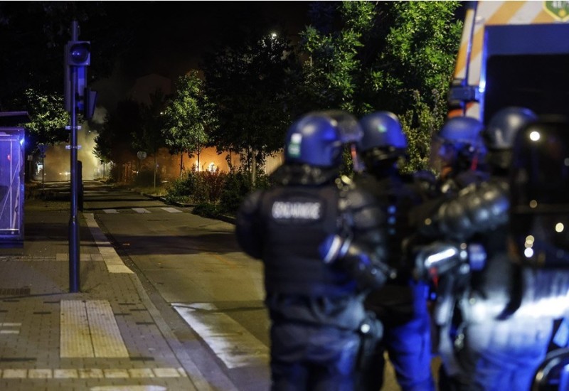 Veliki broj ljudi na sahrani ubijenog tinejdžera u Parizu, situacija napeta