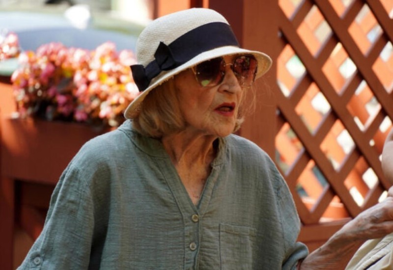 “Jede jagnjetinu, popije i pivo, a cigare pali jednu za drugom”: Evo kako sa 94 Mira Banjac uspijeva da bude živa legenda