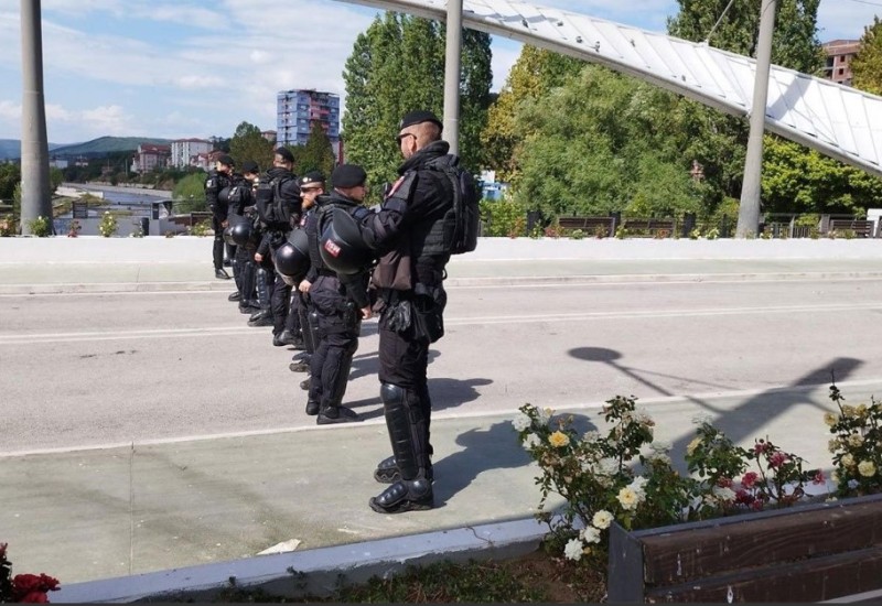 Zgrade srpskih institucija na sjeveru Kosova i dalje blokirane, Kfor pojačao prisustvo